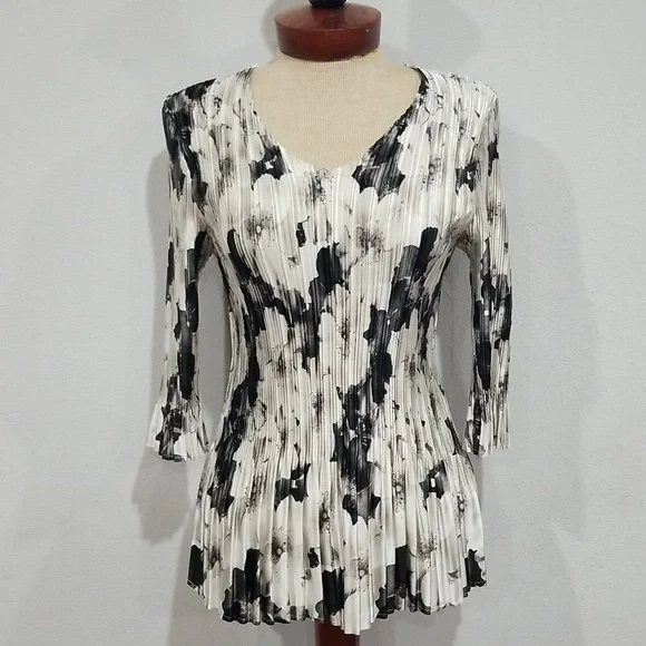 Magic Fit Tops | Magic Fits Stretch Women's Blouse Black and White One Size Fits S-xl | Color: Black/White | Size: One Size Fits S-xl | Ajuar1980'S